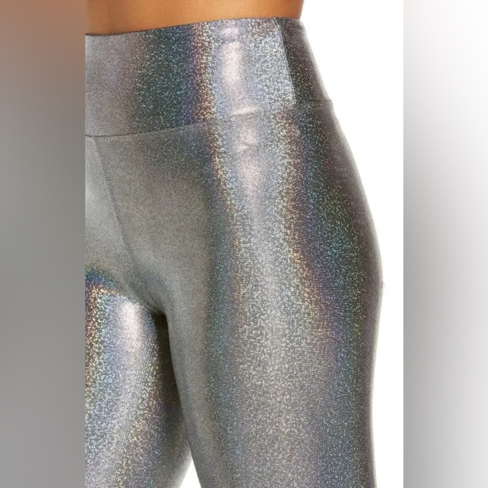 Heroine Sport The Marvel Metallic Leggings in Platinum, size Medium - Picture 3 of 14